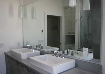 Ensuite sinks with reflection of shower